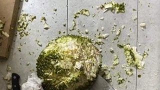 น่าเอ็นดูหนุ่มฝึกปอกทุเรียน!! อยากหารายได้เสริมเป็นพ่อค้าทุเรียน..