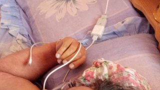 เตือนภัย!! นอนเล่นโทรศัพท์ชาร์จไฟไปด้วย ถูกไฟช็อตเสียชีวิตดับ