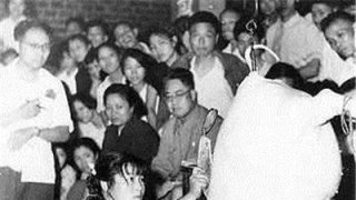 ภาพถ่ายของปี 1950 สาวฆ่าหมูยังสวยแม้ไม่ได้แต่งหน้า