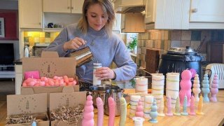 หญิงชาว Surrey ตกงาน หันมาเปิดธุรกิจทำเทียนไขรูปทรงของเล่นทางเพศ