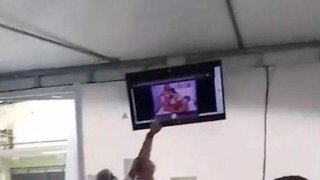 บุคลากรการแพทย์ อาย !! ศูนย์ฉีดวัคซีนโควิด 19 ใน Costa Rica เผลอเปิดหนังผู้ใหญ่เลสเบี้ยนโชว์ผู้เข้ารับวัคซีน