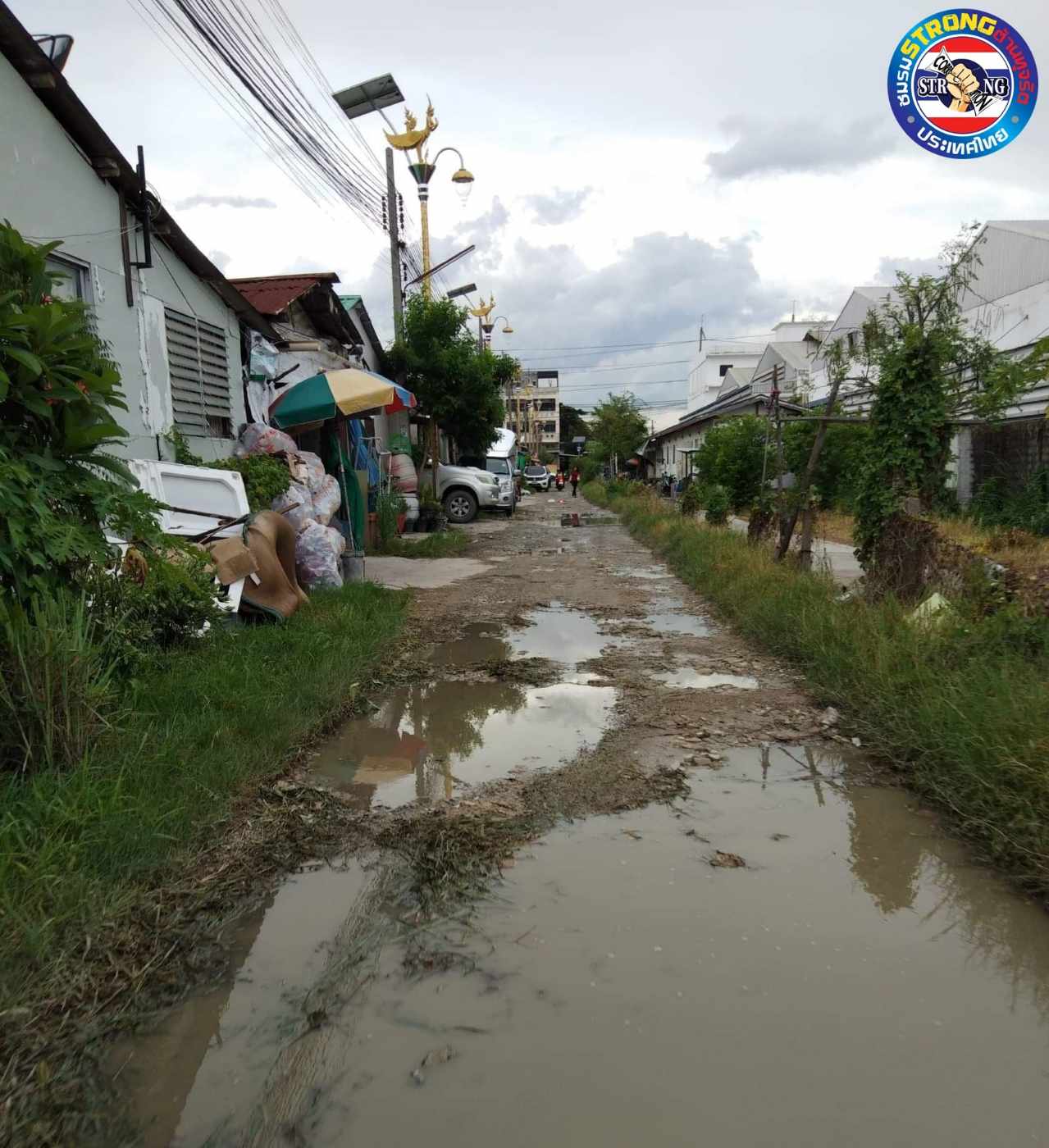 เพจดังแฉอีก!! เสาไฟกินรี อย่างหรู มองลงมาดูถนน เป็นหลุมเป็นบ่อ ดั่งฟ้ากับเหว