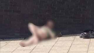 นักช้อปเดือด หนุ่มคนนี้นอนเปลือยอาบแดดกลางกรุง