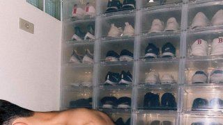 เพื่อนๆช่วยดูที ในตู้มีรองเท้ากี่คู่คะ นับไม่ถูกเลย