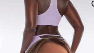 หญิงสาวคนนี้ " งุนงง " กับกางเกงเลคกิ้งที่เปิดก้นนางแบบไว้ครึ่งหนึ่ง