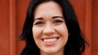 หญิงม่ายคนหนึ่งต้องอับอาย หลังจากที่เธอบังเอิญเปิดหนังโป๊แต่เจอปัญหาไม่มีเสียง แต่เสียงกลับเชื่อมต่อบนระบบเสียงบลูทูธของเพื่อนบ้าน