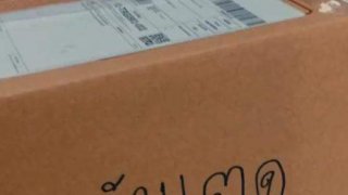 เมื่อลูกค้ามาส่งของ ข้างกล่องเขียนแบบนี้ ผมนี่รีบแกะเลย