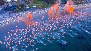 นักว่ายน้ำ ต่างพากันแก้ผ้านับพัน ในกิจกรรมว่ายน้ำ Dark Mofo Nude Solstice เนื่องจากเป็นวันที่สั้นที่สุดของปี