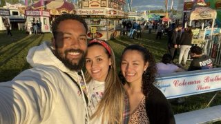 2 หญิง 1 ชาย มีเซ็กส์ 3 คนเป็นประจำและอ้างว่าคนอื่นอิจฉา 'ชีวิตเซ็กส์ในฝัน' ของพวกเขา