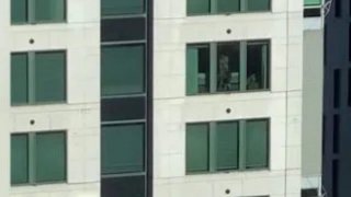 คู่รัก ใน Sydney มีเซ็กส์ในตอนกลางวันในห้องพักของโรงแรม แต่ถูกพนักงานตึกตรงข้ามบันทึกภาพไว้