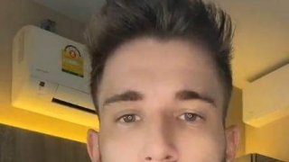 เมื่อฝรั่งฝึกพูดภาษาไทยตอนกินข้าว แล้วสำลักความเผ็ด ถึงอุทานออกมาแบบนี้!!