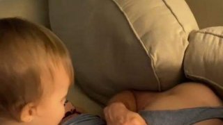 ลูกถึงกับเคลิ้ม เมื่อพ่อเปิดนมให้ดูแบบนี้ เขี่ยเล่นใหญ่เลย (มีคลิป)