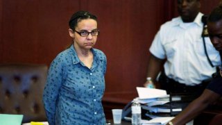 พี่เลี้ยงใจร้ายฆ่าเด็ก 2 คน ทิ้งศพ 'เปื้อนเลือด' ในห้องน้ำ