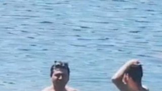 2 หนุ่มเล่นน้ำ อยู่ๆอีกคนดำน้ำลงไปนานมาก เขาทำไรกัน?