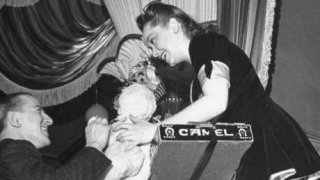 สาวขายบุหรี่อเมริกันในต้นศตวรรษที่ 20 แต่งตัวเรียกลูกค้า!