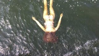 ขำไม่ลง! พบร่างคล้ายหญิงสาวลอยทะเล กู้ภัยเร่งช่วย สุดท้ายพบเป็นตุ๊กตายางถูกทิ้ง