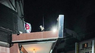 สาวสุดมั่นเปลือยล่อนจ้อน ยืนจังก้าถ่ายนู้ดหน้าสถานีตำรวจ ทำไปเพื่อ !!