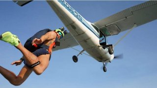 หนุ่มสร้างสถิติโลก แก้ผ้ากระโดดร่ม 60 ครั้งในหนึ่งวัน