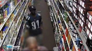 ชายคนหนึ่งก้มลงไป " เลียก้น " หญิงชรา ในขณะที่เธอก้มลงไปหยิบสินค้าภายในร้านค้าของสหรัฐ