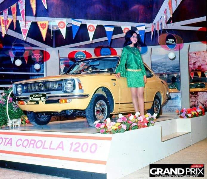 หาชมยาก!! พริตตี้ยุค 70 's Toyota Corolla Corolla 50 ปีก่อน ขายกันราคาเท่าไร ?