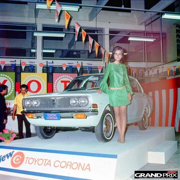 หาชมยาก!! พริตตี้ยุค 70 's Toyota Corolla Corolla 50 ปีก่อน ขายกันราคาเท่าไร ?