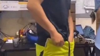 หนุ่มพนง.ร้านอาหาร ดึงขนน้องชาย โยนใส่จานข้าว (มีคลิป)