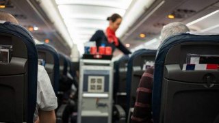 พ่อคนนี้ถูกพนักงานต้อนรับบนเครื่องบิน กล่าวหาว่า " ค้าบริการทางเพศลูกสาวออทิสติกของเขา "