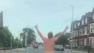 แฟนบอลดีใจ แก้บน วิ่งแก้ผ้ากลางถนน ฉลองชัยชนะ(มีคลิป)