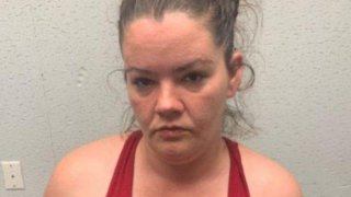 จับสาวขับรถชนต้นไม้ในขณะที่ " มีเซ็กส์กับเด็ก "