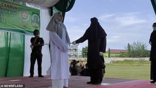 สาวอินโดถูกเฆี่ยน หลังถูกจับได้ว่า มีเซ็กส์ก่อนแต่งงาน