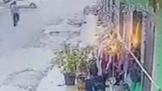 โจรใจร้าย แอบขโมยกางเกงลิง นั่งดมแบบชิลๆ