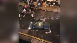 คนขับแท็กซี่คลั่งคว้าข้อเท้าแฟนฟุตบอลลงบนพื้น ขณะที่เขาปีนขึ้นไปบนหลังคารถแท็กซี่หลังจากอังกฤษชนะยูโร