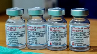 รามาฯ ไม่รอแล้ว!! สั่ง "โมเดอร์นา" ให้บุคลากรทางการแพทย์ ลั่น "ต้องช่วยตัวเอง"