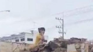 ชายป่วยจิต ปีนขึ้นรถขนดิน ปาใส่รถที่ผ่านไปมา