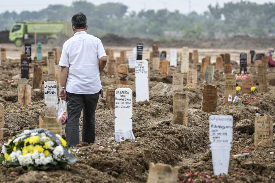 สุดใจหาย อภิมหาสุสานสาธารณะในอินโดนิเซีย ศพตายจากโควิดถูกฝังเรียงกันเป็นทะเลหลุมศพ
