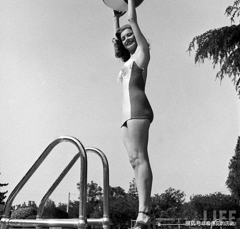 ภาพถ่ายของอเมริกาในช่วงปี 1950 พาไปดูสาวงามในชุดว่ายน้ำสมัยนั้น