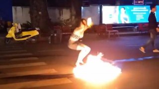 สาวในตำนาน จุดไฟกลางถนน เต้นยั่วจนไฟต้องยอมดับ!!