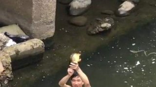 ชาวเน็ตแห่ซูม หนุ่มคนนี้ ไม่รู้ถืออะไรอยู่ ช่วยดูหน่อย (มีคลิป)