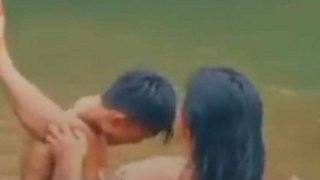 เมื่อเห็น หนุ่มสาวแอบทำไรกันริมน้ำ พอไปดูใกล้ๆ แทบหงายหลัง