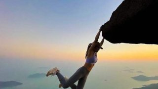 สลด !! นางแบบสาวสวยฮ่องกง ถ่ายรูปหวาดเสียว สุดท้ายตกหน้าผาดับ