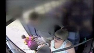 สุดสยอง คนขับรถบัสโรงเรียนลากเด็กผู้หญิง หลังจากกระเป๋าเป้ของเธอติดอยู่ที่ประตูรถบัส