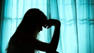 เด็กหญิงวัย 15 ปี ถูกหลอกไปข่มขืนในทะเล ขณะที่เล่นกับเพื่อน ๆ บนชายหาดบอร์นมัธ