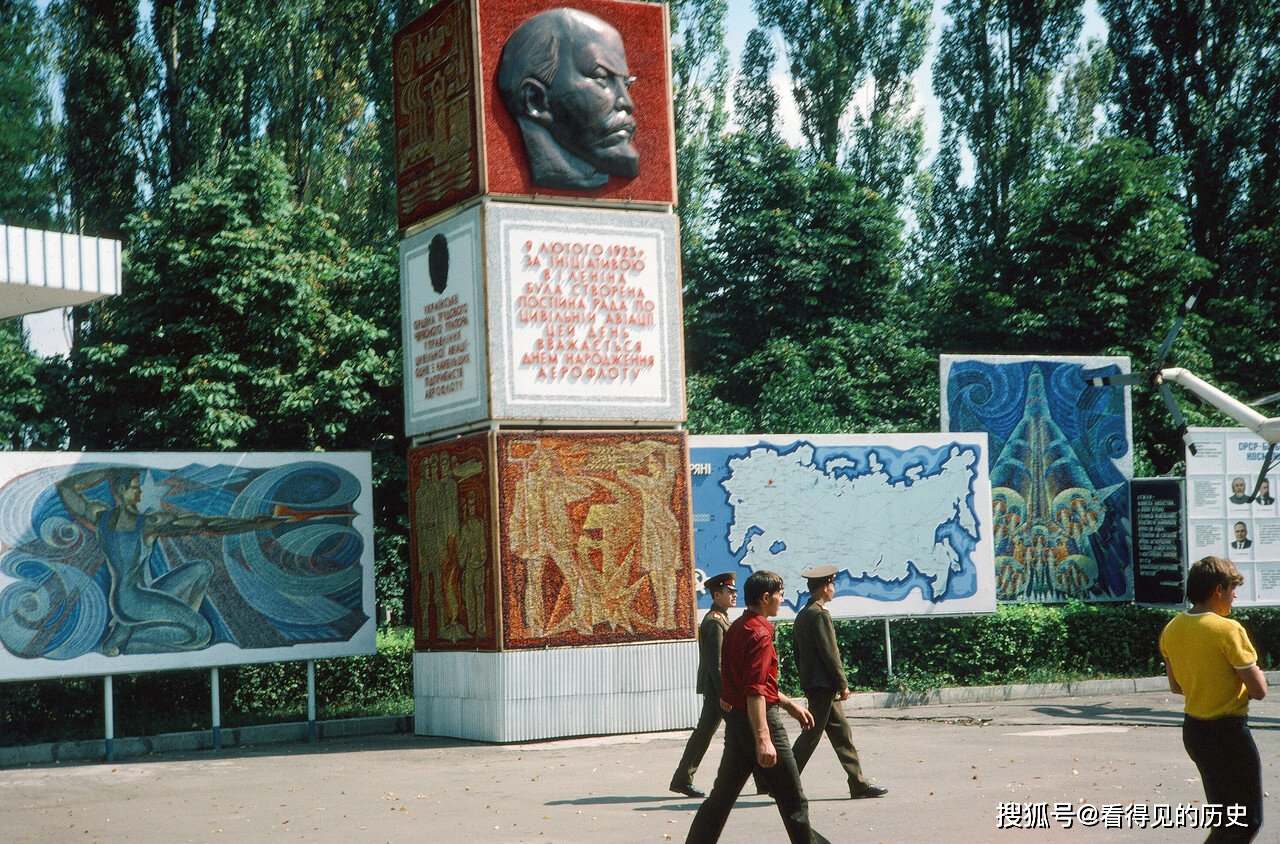 ถนนในเคียฟ เมืองหลวงของประเทศยูเครน ค.ศ. 1975 งานปั้นต่างๆ