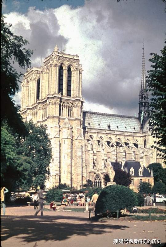 ปารีส ประเทศฝรั่งเศส ในปี ค.ศ. 1970 มีอนุสรณ์สถานและอาคารเก่าแก่มากมาย