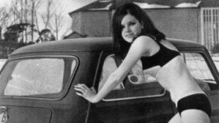 เมื่อรถคลาสสิคโบราณมาพร้อมกับสาวงาม