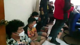 ตำรวจบุกจับ! เว็ปพนันสวมรอยเป็น "แม่น้ำหนึ่ง" พบมียอดเงินพนันในเว็ปรวมกว่า 100 ล้านบาท