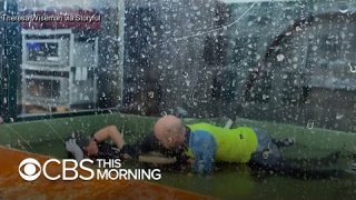 เสี่ยงชีวิตช่วยผู้ฝึกจระเข้ หลังจากถูกจระเข้โจมตีระหว่างงานเลี้ยงวันเกิดของเด็ก