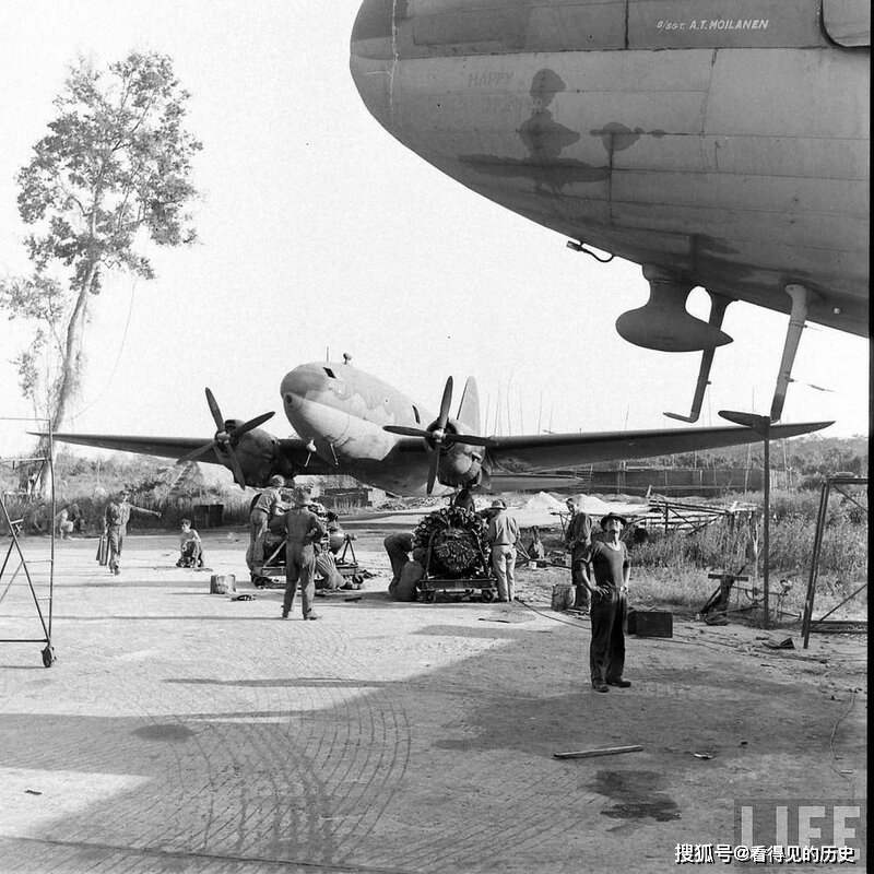 ภาพสมัยสงครามโลกครั้งที่ 2 เครื่องบินขนส่งของกองทัพสหรัฐในสนามบินจีน