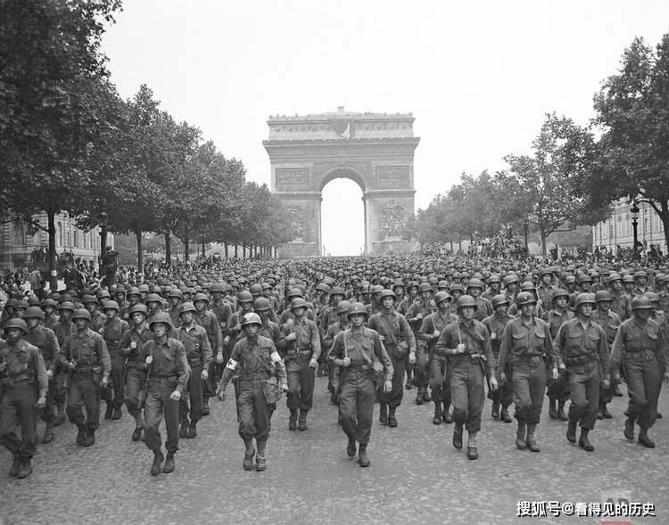 ภาพสมัยสงครามโลกครั้งที่ 2 ปารีสได้รับอิสรภาพ สาวฝรั่งเศสที่จูบทหารอเมริกันแน่น