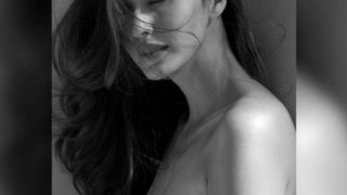 แซ่บไฟลุก! นักเเสดงสาวคนดัง "เปลือยท่อนบน" ฉลองย่างเข้าเลข 4